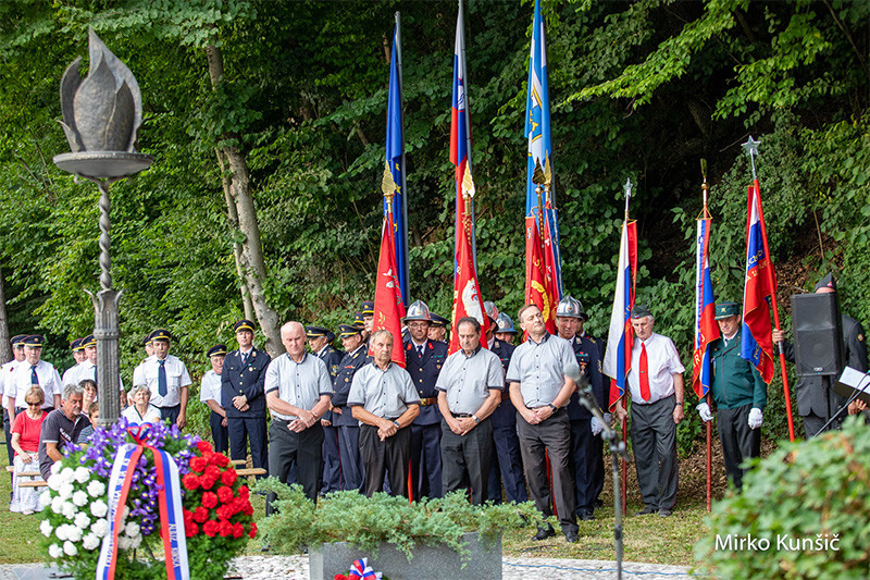  Slovesnost v spomin 59 padlim talcem na Bistriškem klancu<br>(Avtor: Mirko Kunšič)