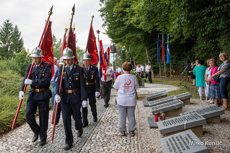  Slovesnost v spomin 59 padlim talcem na Bistriškem klancu<br>(Avtor: Mirko Kunšič)