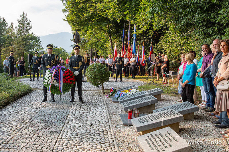  Slovesnost v spomin 59 padlim talcem na Bistriškem klancu<br>(Avtor: Mirko Kunšič)