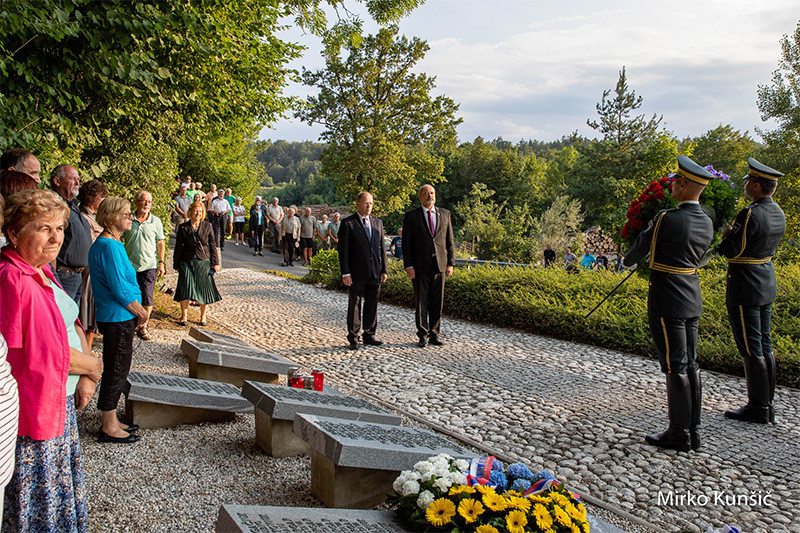  Slovesnost v spomin 59 padlim talcem na Bistriškem klancu<br>(Avtor: Mirko Kunšič)