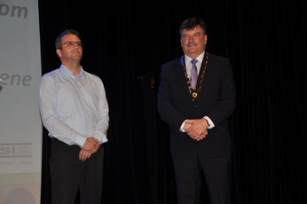 Dr. Peter Verlič z nagrajencem<br>(Avtor: Foto: Občina Grosuplje)