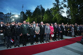 Častni gostje na počastitvi dneva državnosti na Kongresnem trgu<br>(Avtor: Milan Skledar)