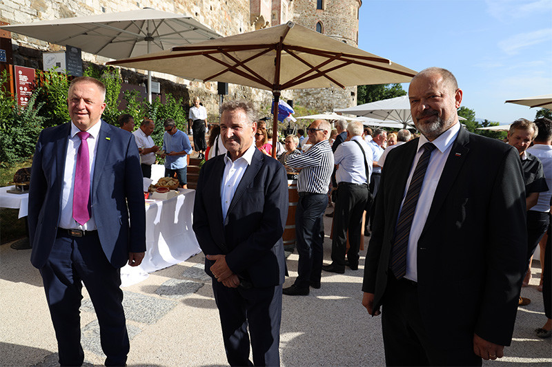 Zdravko počivalšek, minister za gospodarski razvoj in tehnologijo, Branko Meh, predsednik OZS in Alojz Kovšca, predsednik DS RS. Poletni sprejem Obrtno-podjetniške zbornice Slovenije<br>(Avtor: Milan Skledar)