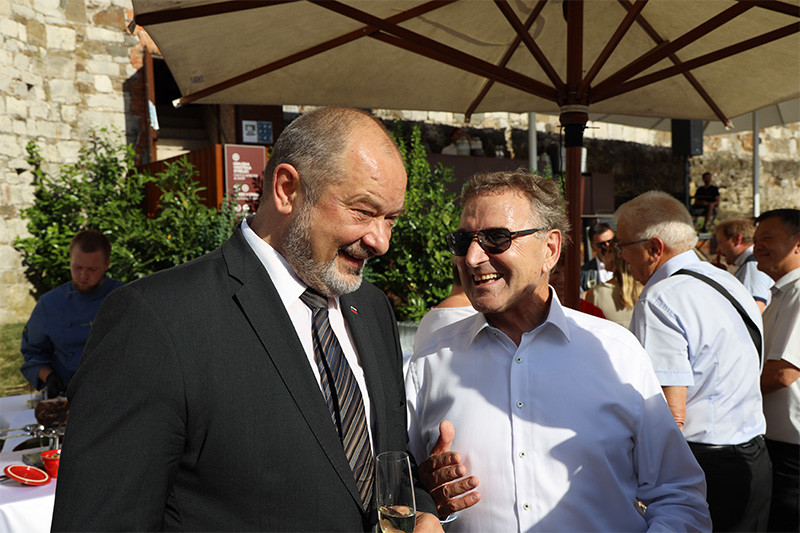 Alojz Kovšca, predsednik Državnega sveta RS in Branko Meh, predsednik OZS. Poletni sprejem Obrtno-podjetniške zbornice Slovenije<br>(Avtor: Milan Skledar)