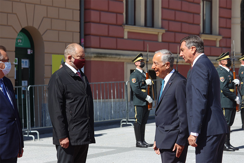 Predsednik Državnega sveta Alojz Kovšca se je 31. maja 2021, na Kongresnem trgu v Ljubljani, ob uradnem obisku predsednika Portugalske republike, Nj. eksc. gospoda dr. Marcela Rebela de Souse v Republiki Sloveniji, udeležil sprejema z vojaškimi častmi<br>(Avtor: Milan Skledar)