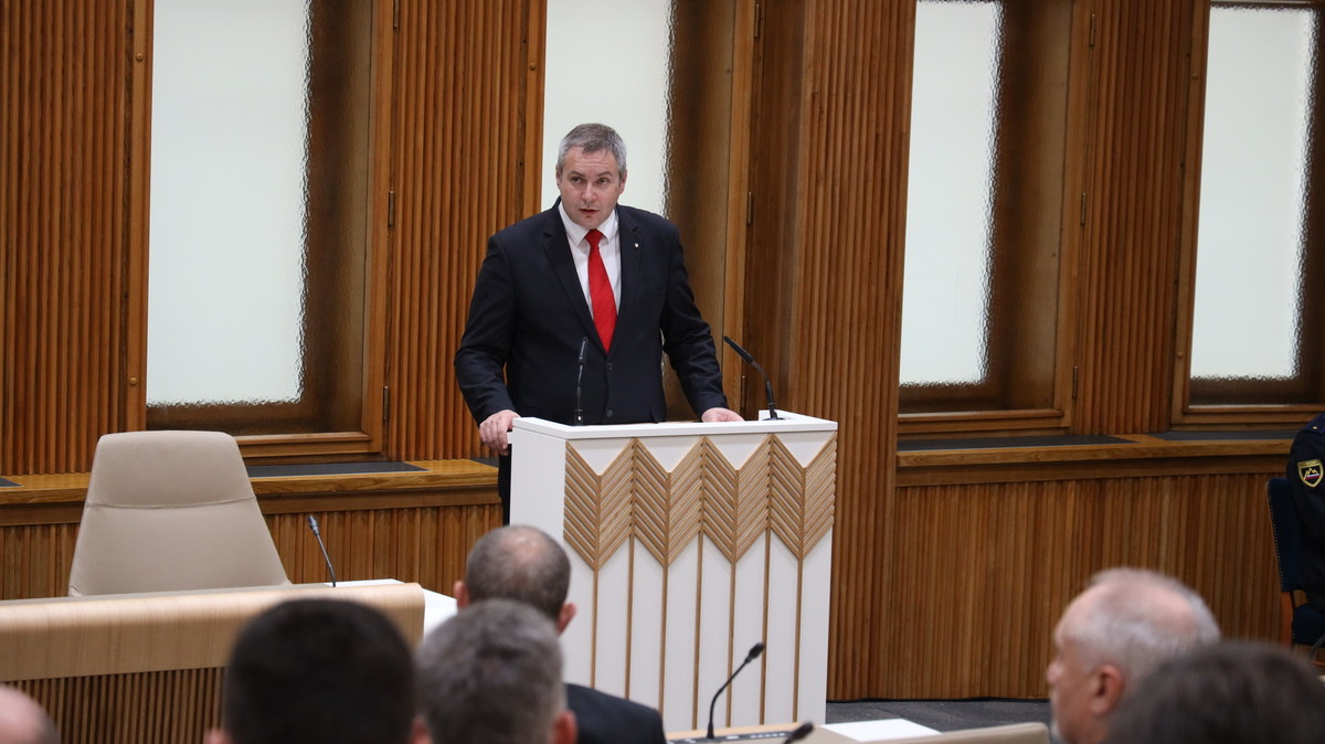 Mag. Dejan Židan, predsednik Državnega zbora RS med nagovorom ob odprtju prenovljene dvorane Državnega sveta<br>(Avtor: Milan Skledar)