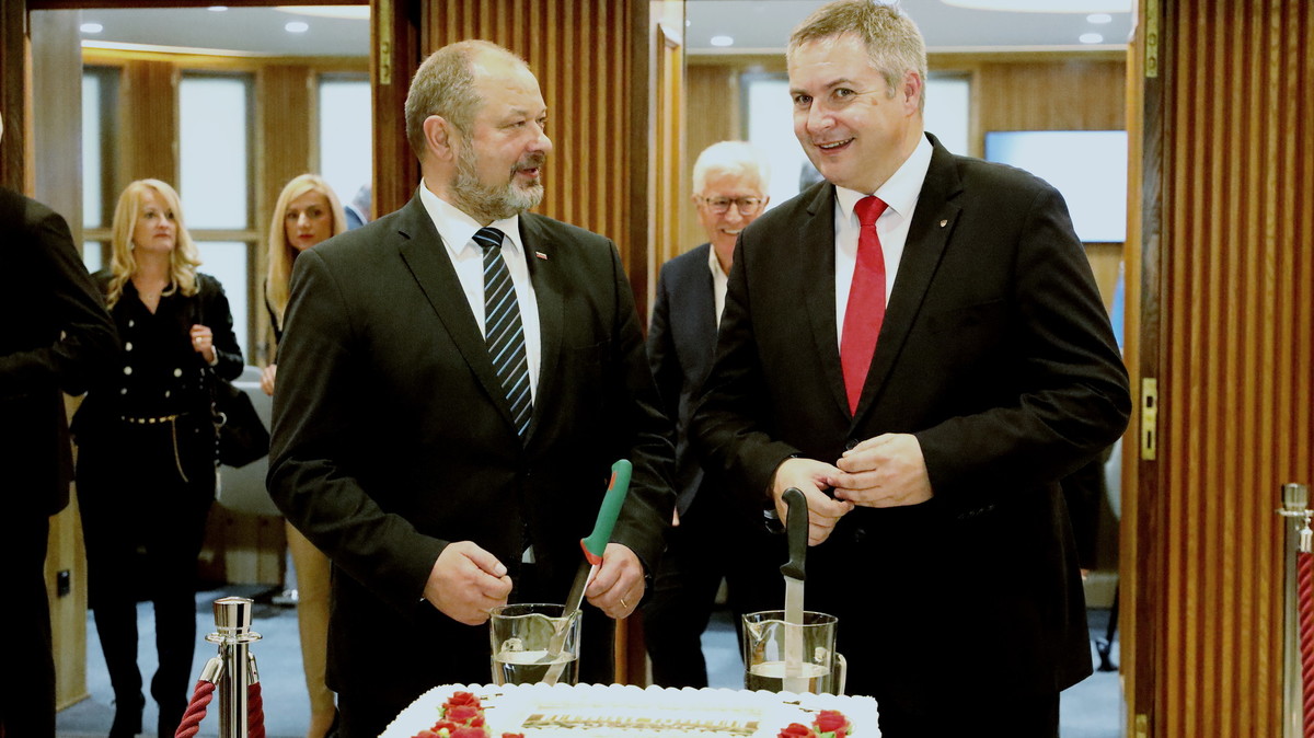 Alojz Kovšca, predsednik Državnega sveta in mag. Dejan Židan, predsednik Državnega zbora sta razrezala parlamentarno torto ob odprtju prenovljene dvorane Državnega sveta RS<br>(Avtor: Milan Skledar)