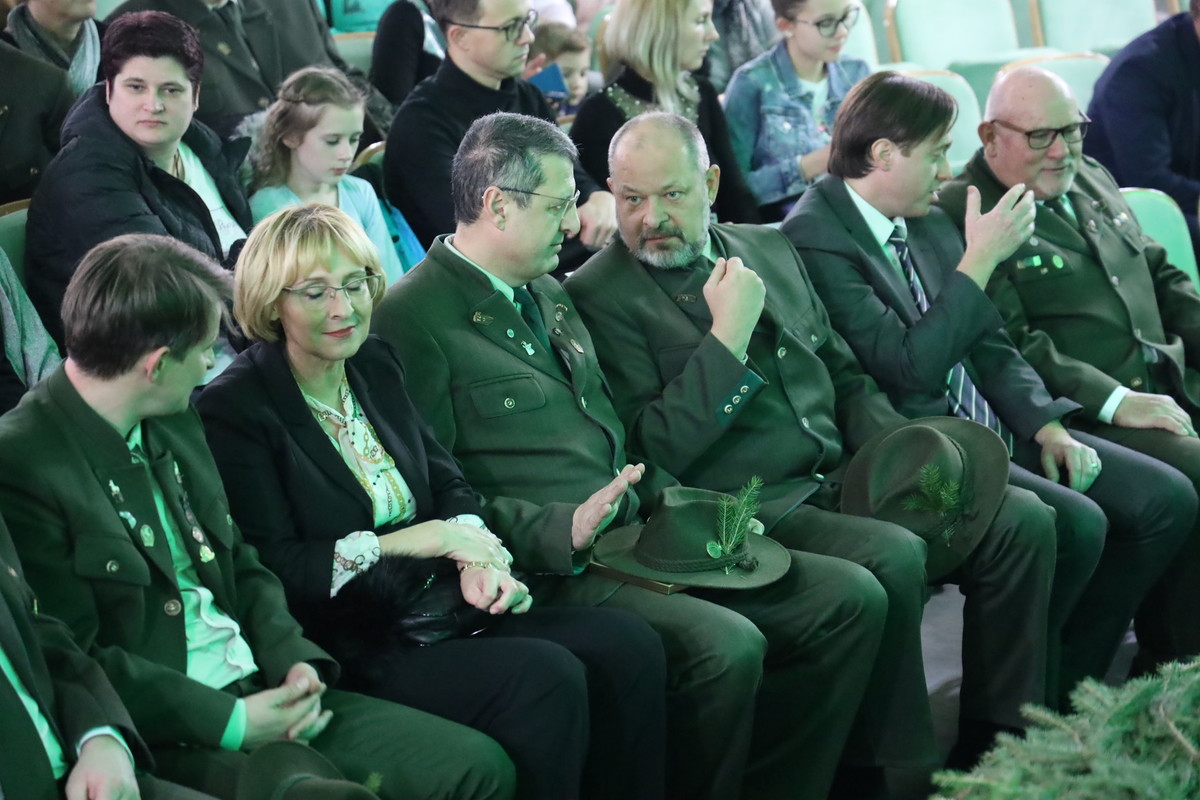 Člani Lovske družine Izlake in Alojz Kovšca, predsednik DS RS<br>(Avtor: Milan Skledar)