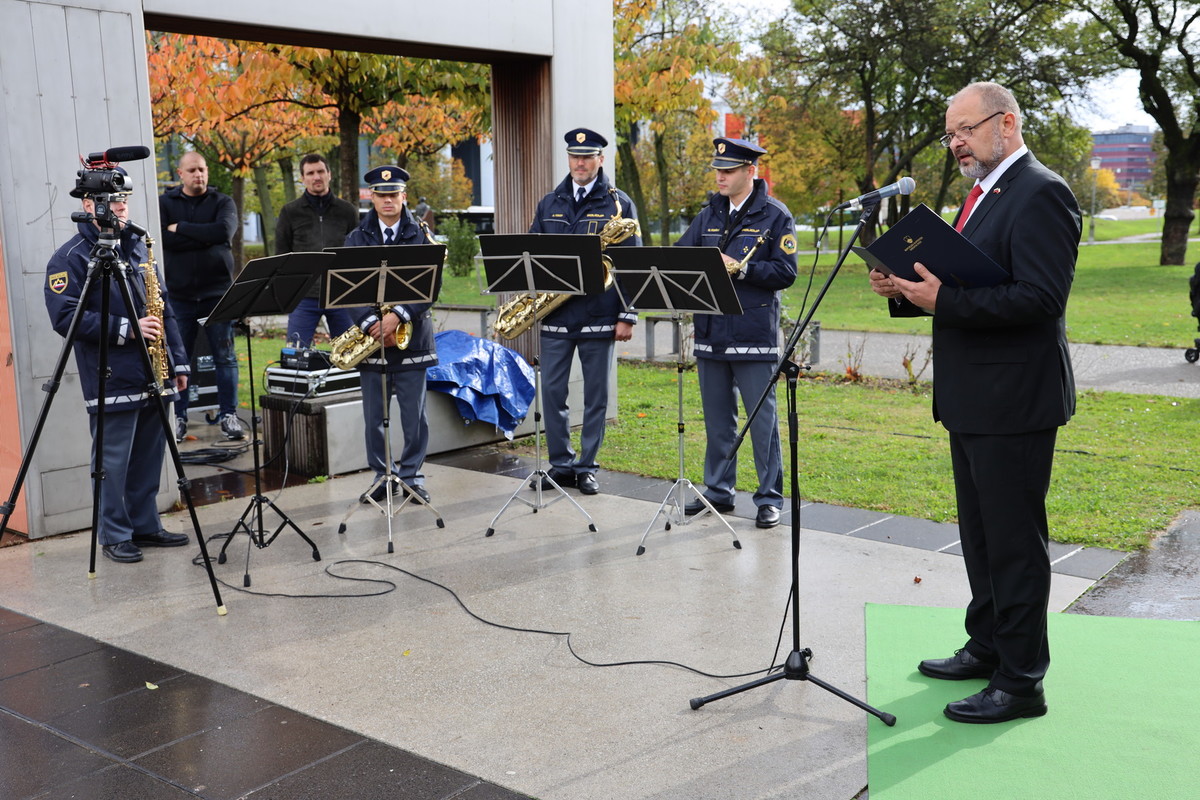 Alojz Kovšca, predsednik Državnega sveta RS na 14. širitvi Združenih rastočih knjig sveta, 6. novembra 2019, v Severnem delu ljubljanskega parka Navje<br>(Avtor: Milan Skledar)