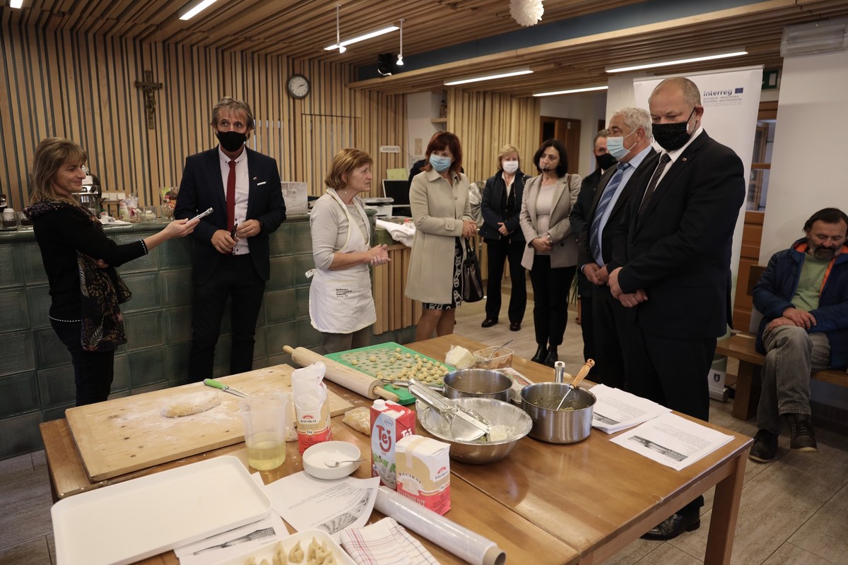 Delovni obisk delegacije DS na Slovenski vzorčni kmetiji v Porabju, kjer so imeli tečaj peke peciva<br>(Avtor: Milan Skledar)
