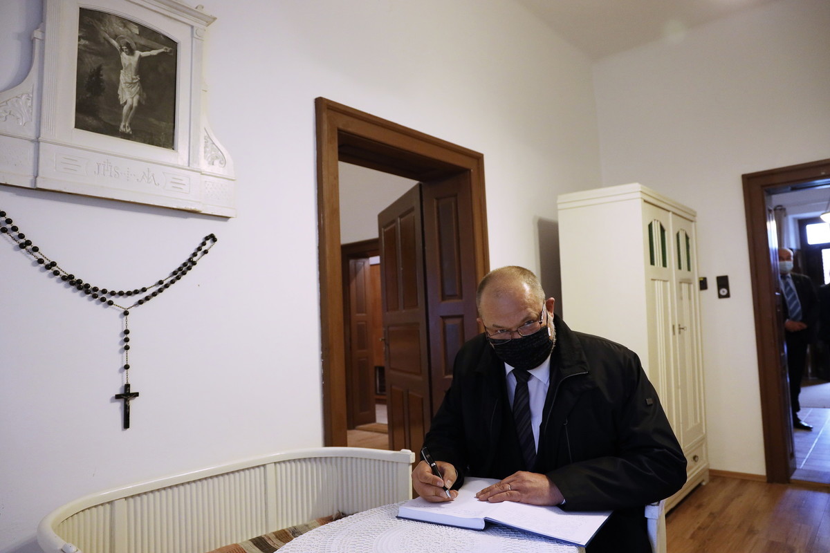 Alojz Kovšca, predsednik DS na obisku v Küharjevi hiši v Porabju, 2020<br>(Avtor: Milan Skledar)