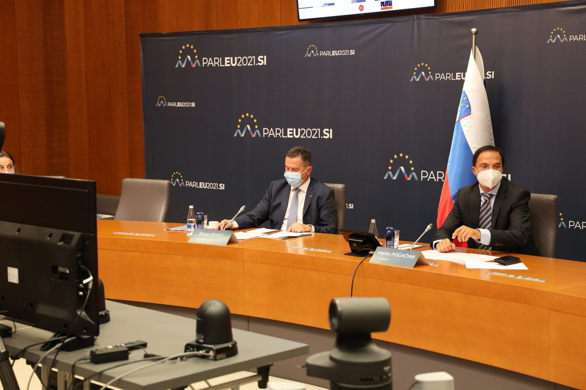 Videokonferenca predsedniške Trojke COSAC, predsednikov odborov za evropske zadeve portugalskega, slovenskega in francoskega parlamenta, z Evropskim parlamentom, ki sta jo vodila sopredsedujoča Konferenci COSAC, predsednik Odbora za EU zadeve Državnega zbora mag. Marko Pogačnik in predsednik Komisije za mednarodne odnose in evropske zadeve Državnega sveta Bojan Kekec.<br>(Avtor: Milan Skledar)