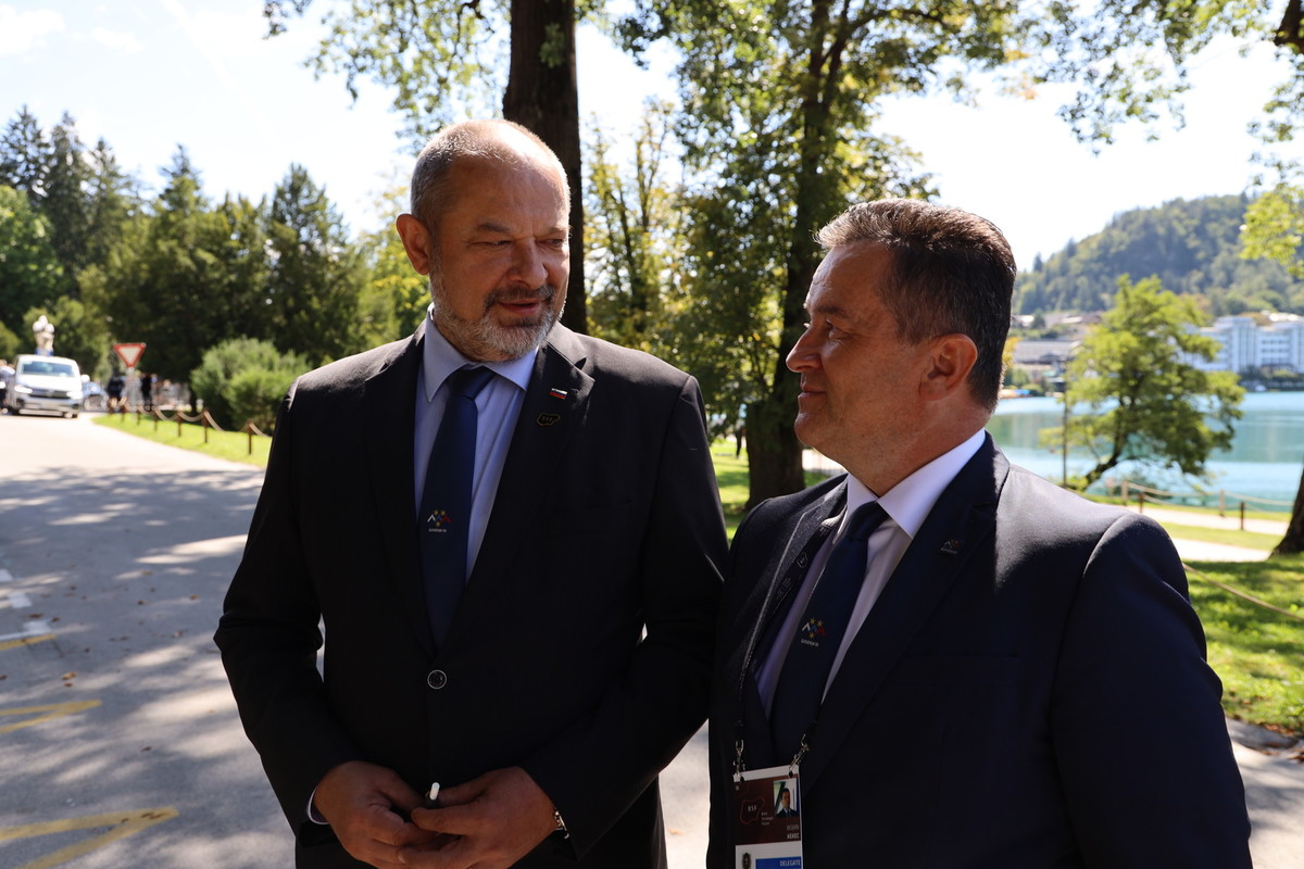 Predsednik DS RS Alojz Kovšca in Bojan Kekec, državni svetnik. 16. Blejski strateški forum, 1. september 2021<br>(Avtor: Milan Skledar)
