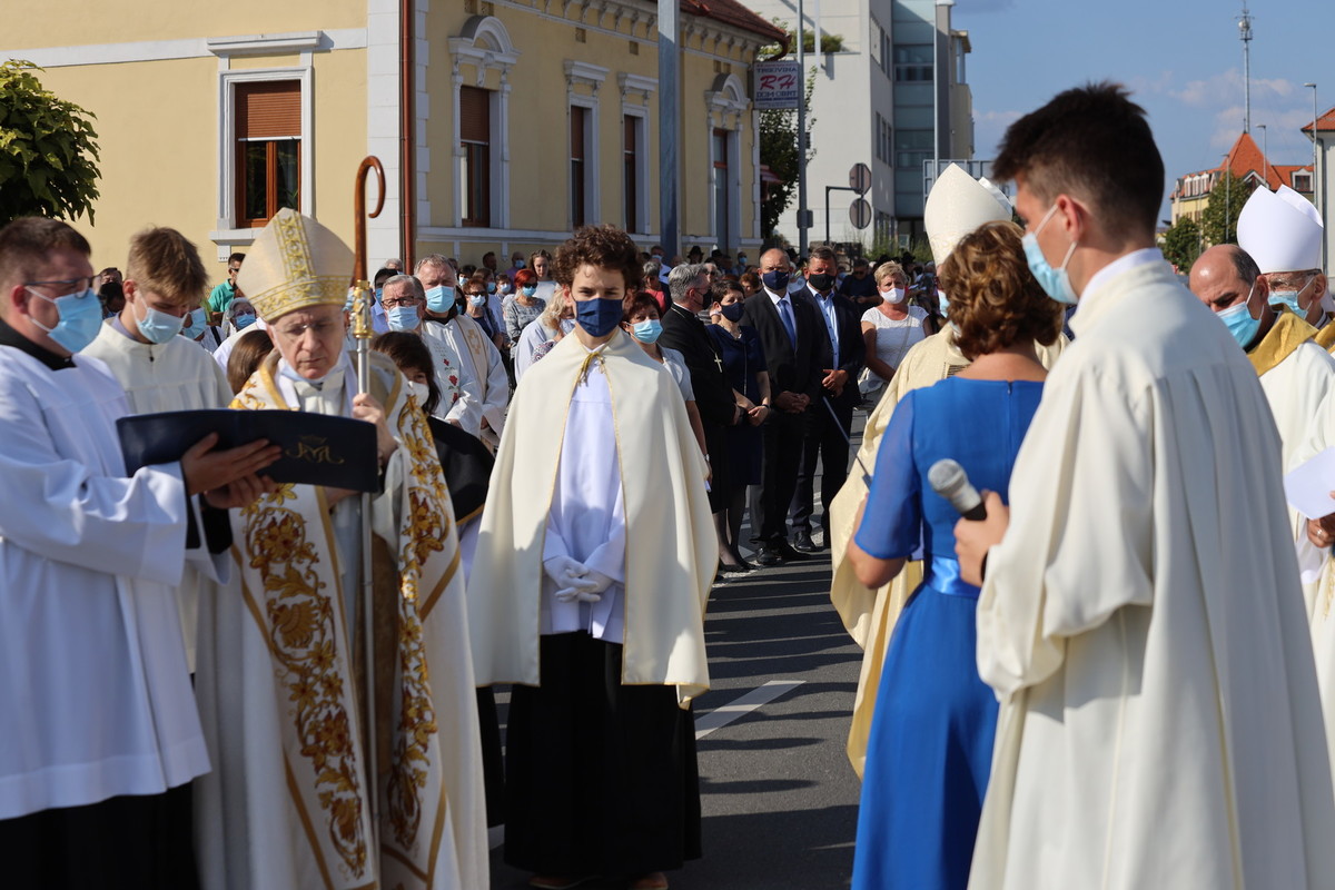 15. obletnica škofije Murska Sobota, 30. obletnica samostojnosti RS in 102. obletnica združitve Prekmurja z matično domovino<br>(Avtor: Milan Skledar)