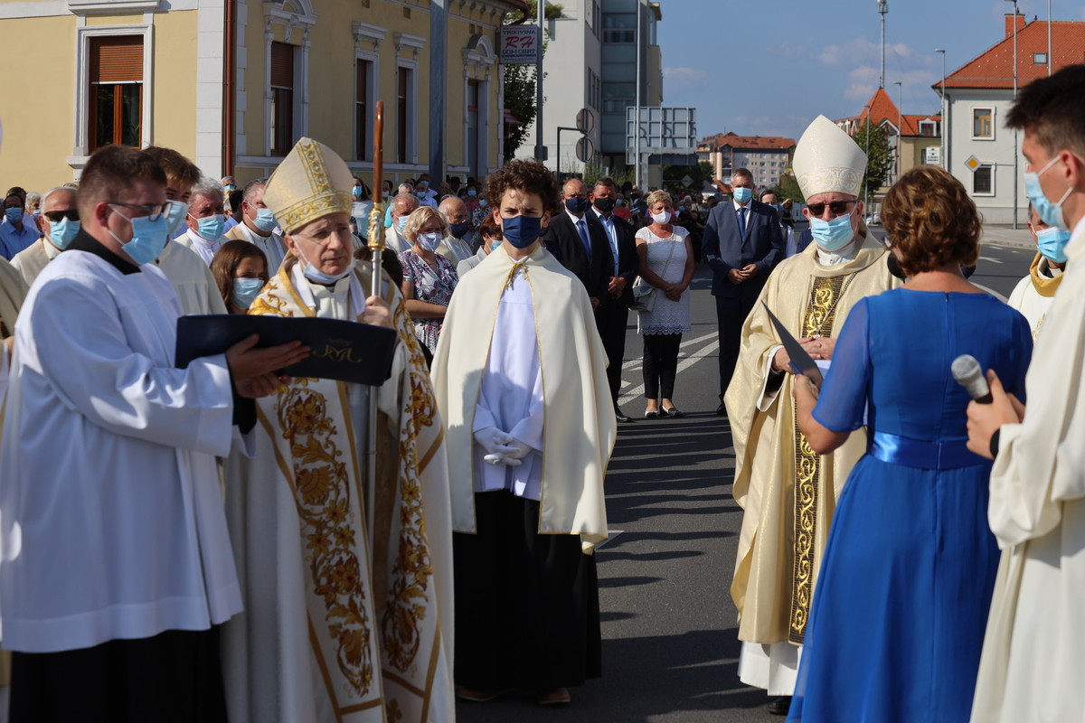 15. obletnica škofije Murska Sobota, 30. obletnica samostojnosti RS in 102. obletnica združitve Prekmurja z matično domovino<br>(Avtor: Milan Skledar)