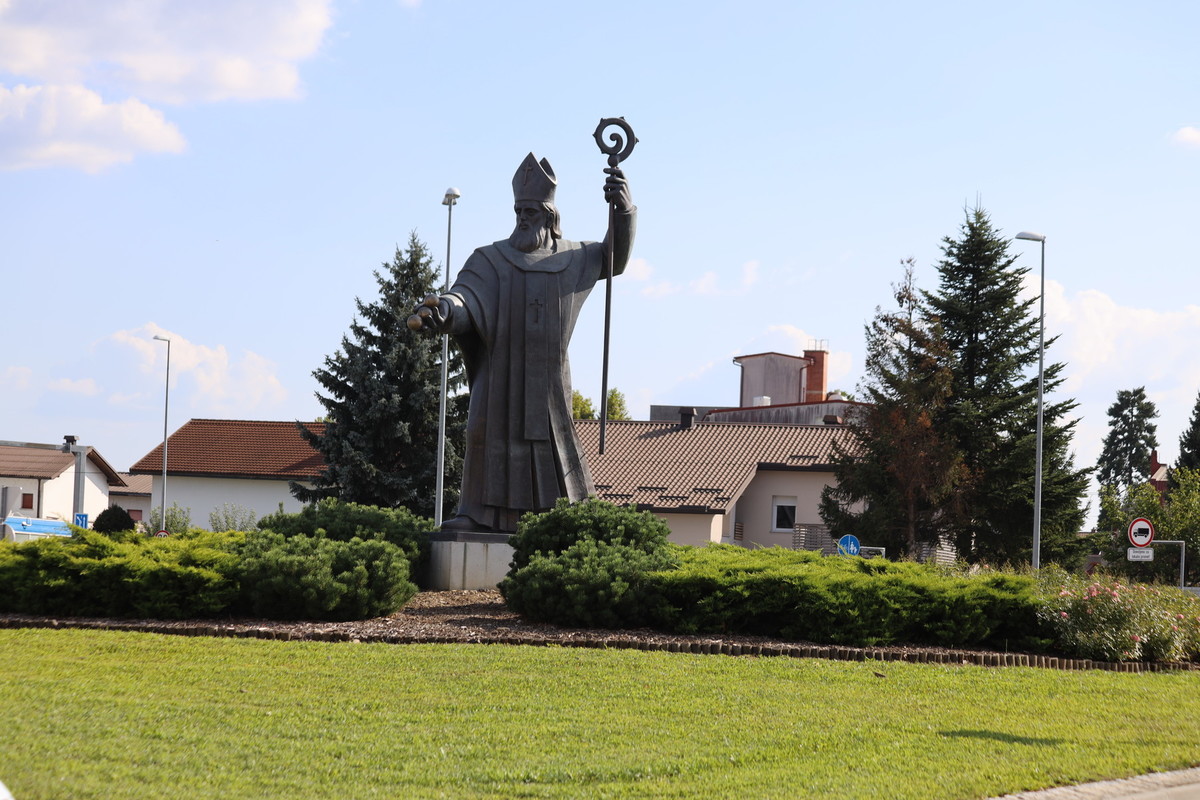 Kip sv. Nikolaja v krožišču ob stolnici sv. Nikolaja v Murski Soboti. 15. obletnica škofije Murska Sobota, 30. obletnica samostojnosti RS in 102. obletnica združitve Prekmurja z matično domovino<br>(Avtor: Milan Skledar)