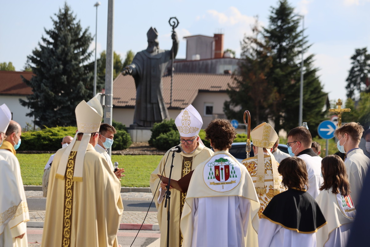 15. obletnica škofije Murska Sobota, 30. obletnica samostojnosti RS in 102. obletnica združitve Prekmurja z matično domovino<br>(Avtor: Milan Skledar)