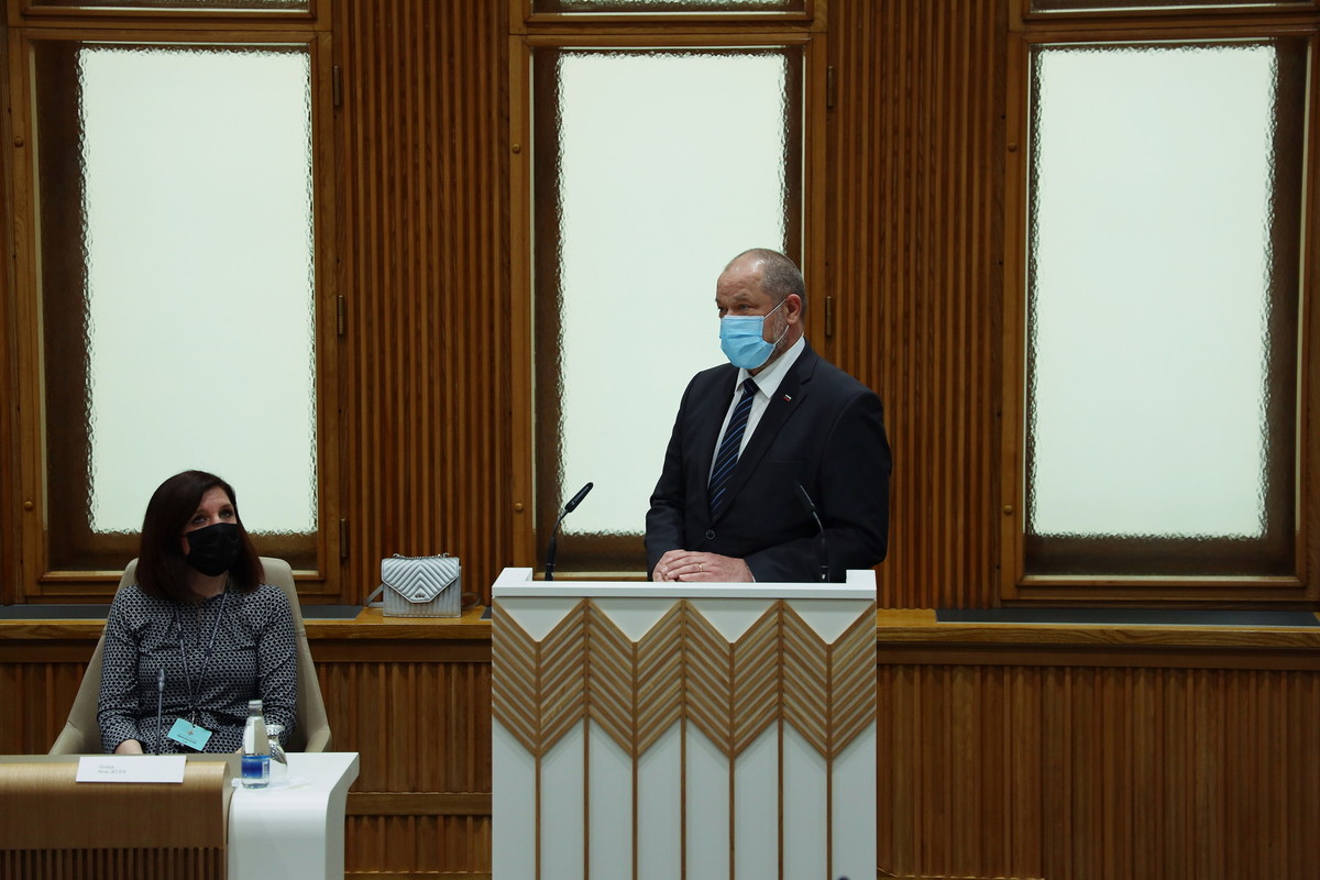 Pogovorno omizje ob mednarodnem dnevu žena v Državnem svetu, kjer je uvodoma navzoče nagovoril tudi predsednik Državnega sveta RS Alojz Kovšca<br>(Avtor: Milan Skledar)