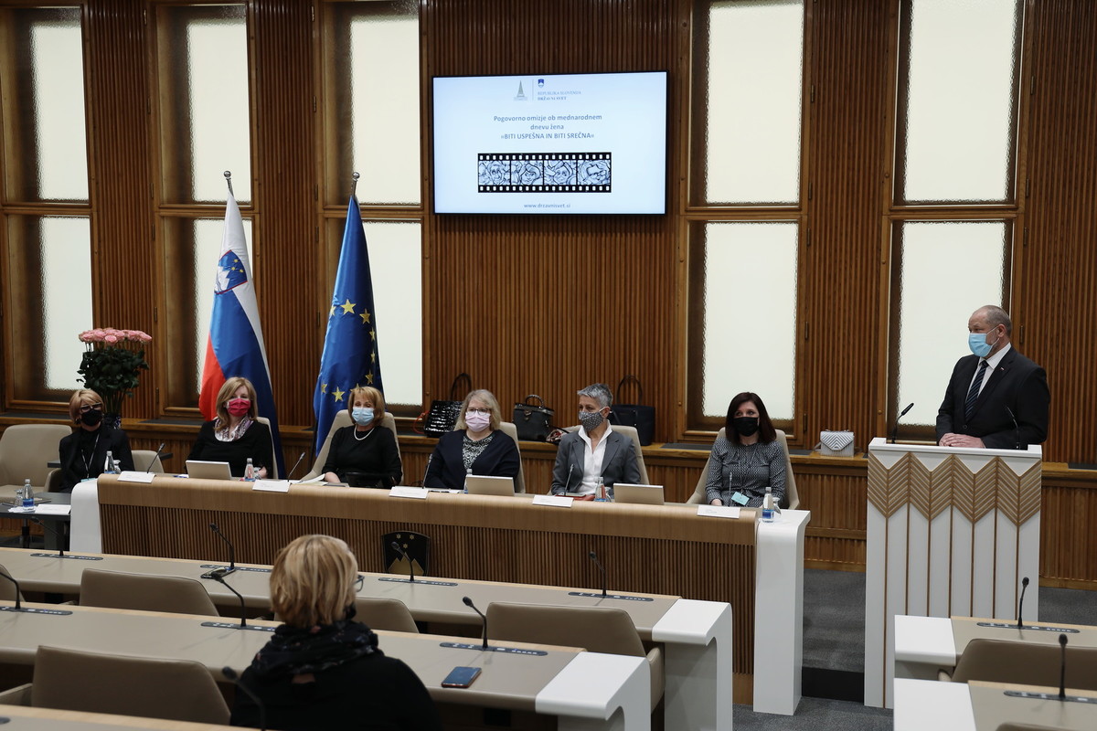 Pogovorno omizje ob mednarodnem dnevu žena v Državnem svetu<br>(Avtor: Milan Skledar)