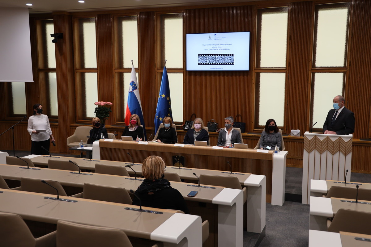 Pogovorno omizje ob mednarodnem dnevu žena v Državnem svetu<br>(Avtor: Milan Skledar)