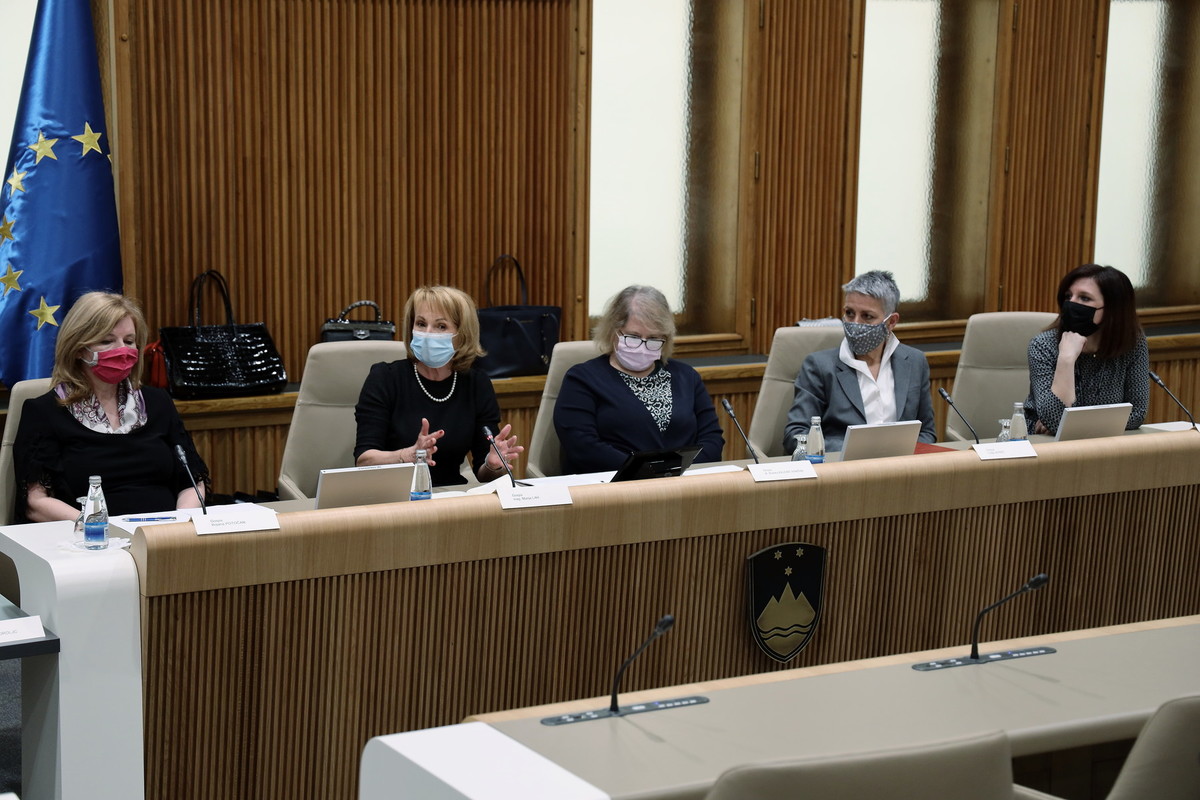 Pogovorno omizje ob mednarodnem dnevu žena v Državnem svetu<br>(Avtor: Milan Skledar)
