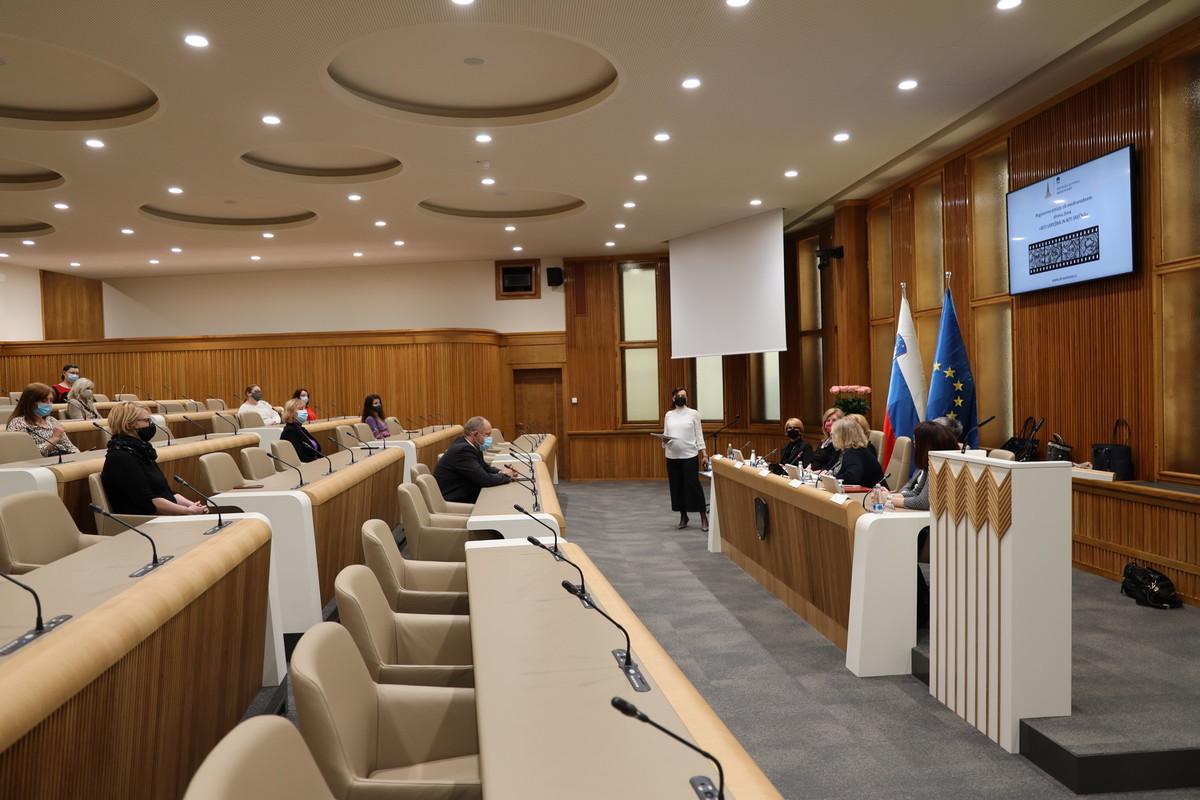Pogovorno omizje ob mednarodnem dnevu žena v Državnem svetu<br>(Avtor: Milan Skledar)