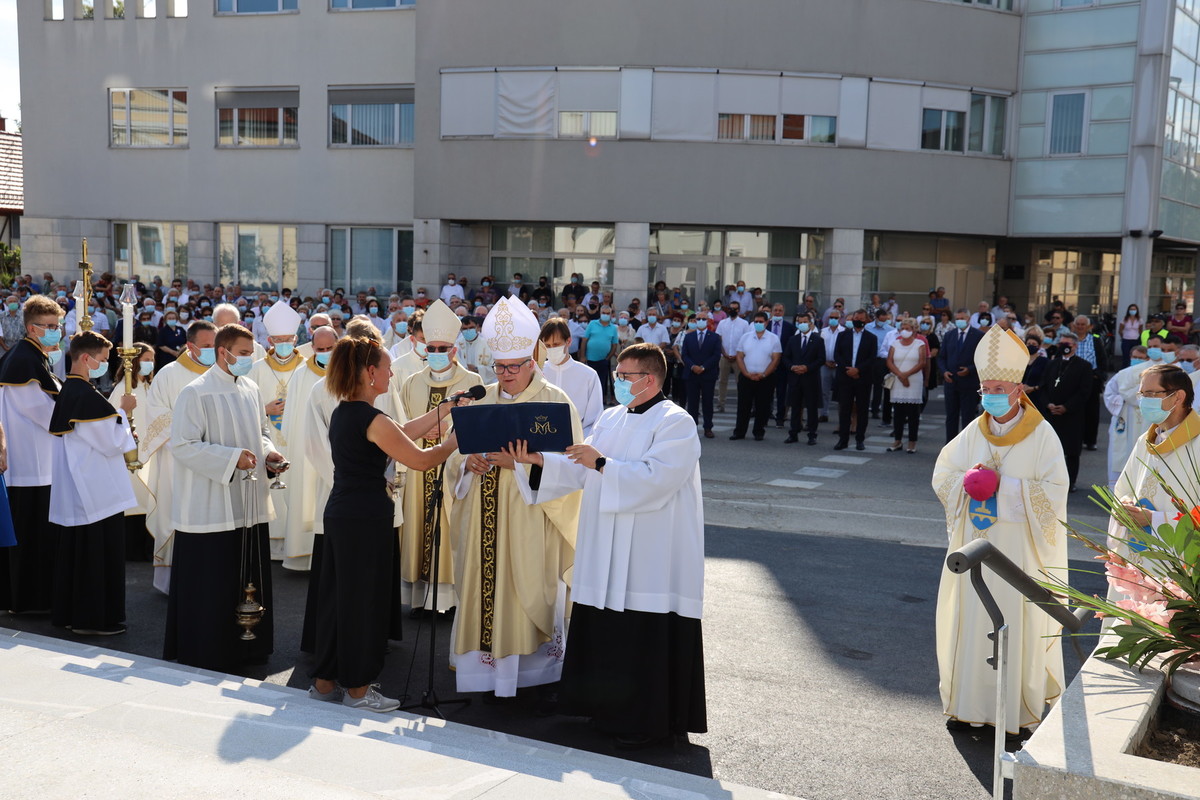 15. obletnica škofije Murska Sobota, 30. obletnica samostojnosti RS in 102. obletnica združitve Prekmurja z matično domovino<br>(Avtor: Milan Skledar)