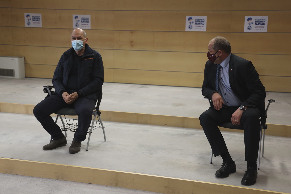 Predsednik vlade RS Janez Janša in predsednik Državnega sveta RS Alojz Kovšca v pričakovanju na cepljenje<br>(Avtor: Milan Skledar)