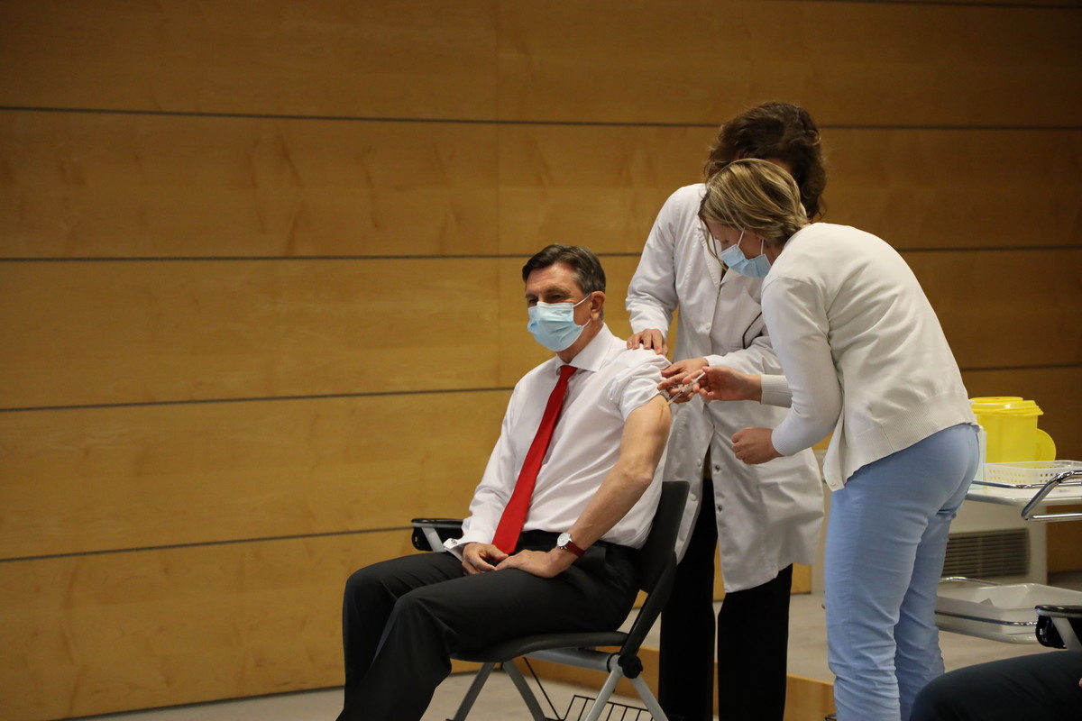 Predsednik republike Borut Pahor, cepljenje na NIJZ s prvim odmerkom cepiva AstraZeneca, 19. marec 2021<br>(Avtor: Milan Skledar)