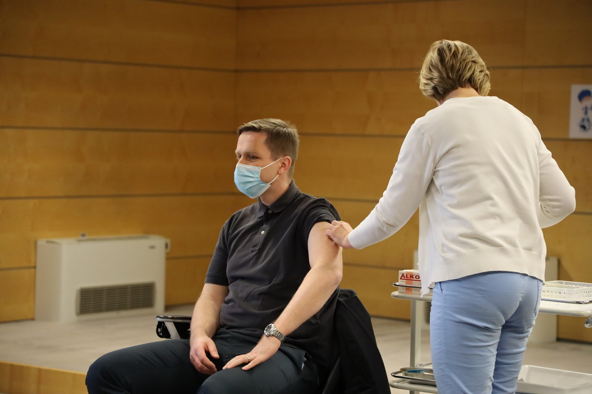 Predsednik Državnega zbora RS, mag. Igor Zorčič, cepljenje na NIJZ s prvim odmerkom cepiva AstraZeneca, 19. marec 2021<br>(Avtor: Milan Skledar)