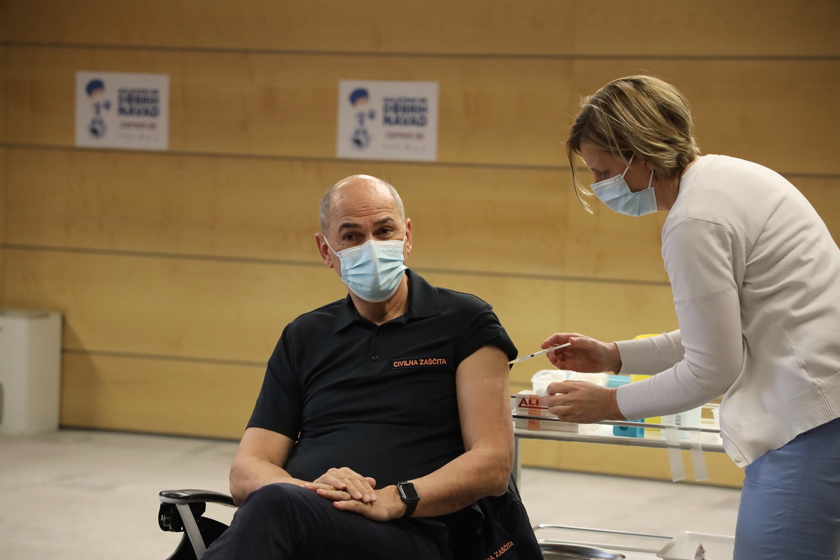 Predsednik vlade RS Janez Janša, cepljenje na NIJZ s prvim odmerkom cepiva AstraZeneca, 19. marec 2021<br>(Avtor: Milan Skledar)