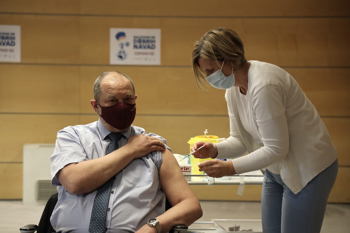 Predsednik Državnega sveta  Alojz Kovšca, cepljenje na NIJZ s prvim odmerkom cepiva AstraZeneca, 19. marec 2021<br>(Avtor: Milan Skledar)
