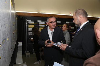 Izr. prof. Miha Dešman, Fakulteta za arhitekturo in Alojz Kovšca, predsednik DS na odprtju razstave Vizije SO 13, 2018<br>(Avtor: Milan Skledar / S-tv)