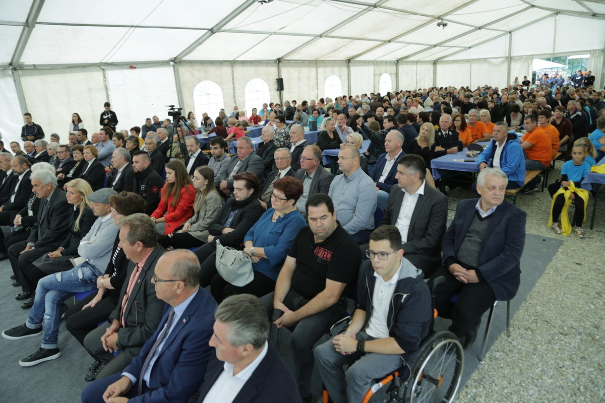 Več sto udeležencev slovesnosti ob 23. prazniku občine Moravske Toplice v Mlajtincih, ki štejejo približno 200 prebivalcev<br>(Avtor: Milan Skledar)