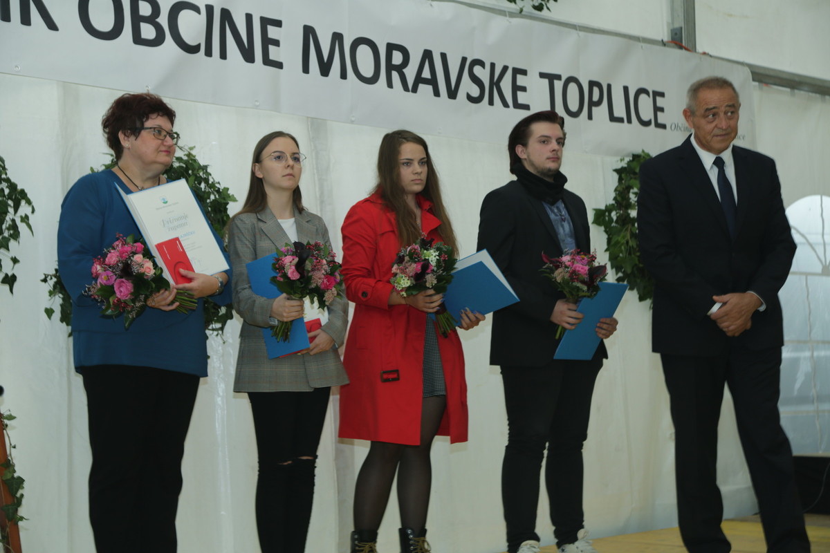 Zlati maturanti na slovesnosti ob 23. prazniku občine Moravske Toplice v Mlajtincih<br>(Avtor: Milan Skledar)