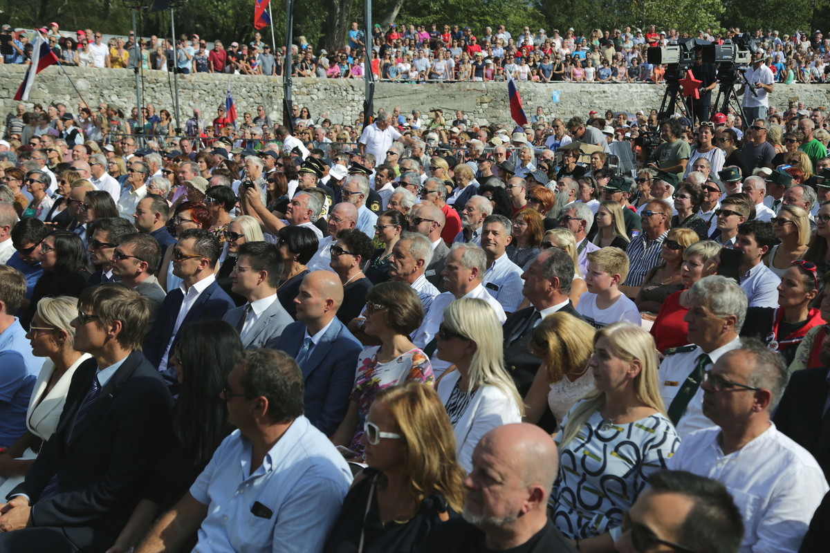 Udeleženci na prireditvi ob dnevu vrnitve Primorske k matični domovini<br>(Avtor: Milan Skledar)