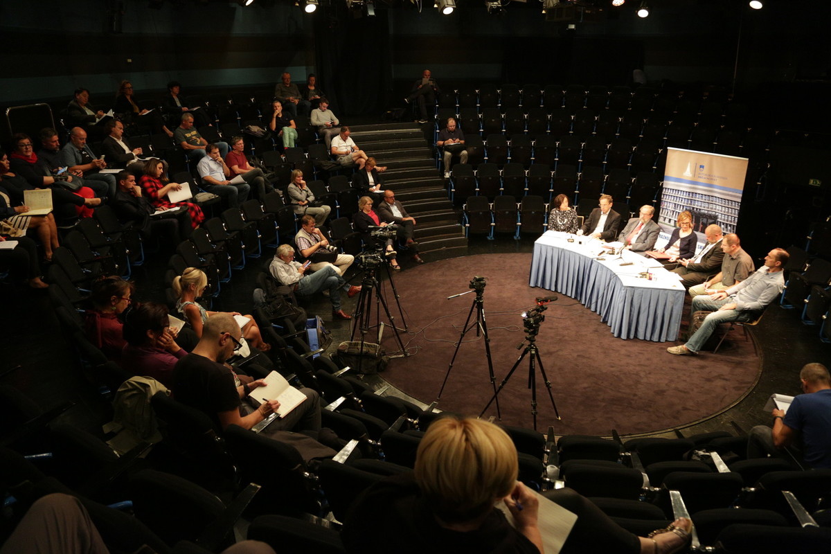 Prof. dr. Žiga Turk, Prof. dr. Boštjan M. Zupančič, Jasna Zakonjšek, Alojz Kovšca , Nenad Glücks in Leo Oblak<br>(Avtor: Milan Skledar)