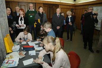 Na razstavi z naslovom ''Slovenska književnost na znamkah''.<br>(Avtor: Milan Skledar)
