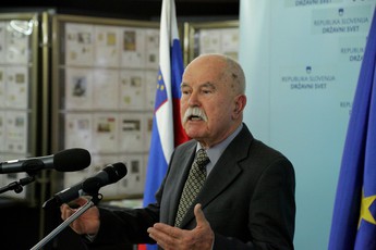 Akademik prof. dr. Boštjan Žeks, predsednik Društva Rastoča knjiga na razstavi ''Slovenska književnost na znamkah''.<br>(Avtor: Milan Skledar)