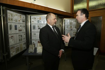 Alojz Kovšca, predsednik Državnega sveta RS na razstavi ''Slovenska književnost na znamkah''.<br>(Avtor: Milan Skledar)
