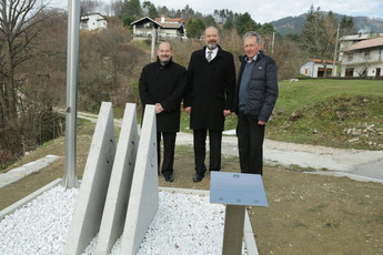 Tomaž Horvat, državni svetnik, Alojz Kovšca, predsednik Državnega sveta in Branko Tomažič, državni svetnik na odkritju spominskega obeležja na Colu pri Ajdovščini<br>(Avtor: Milan Skledar)