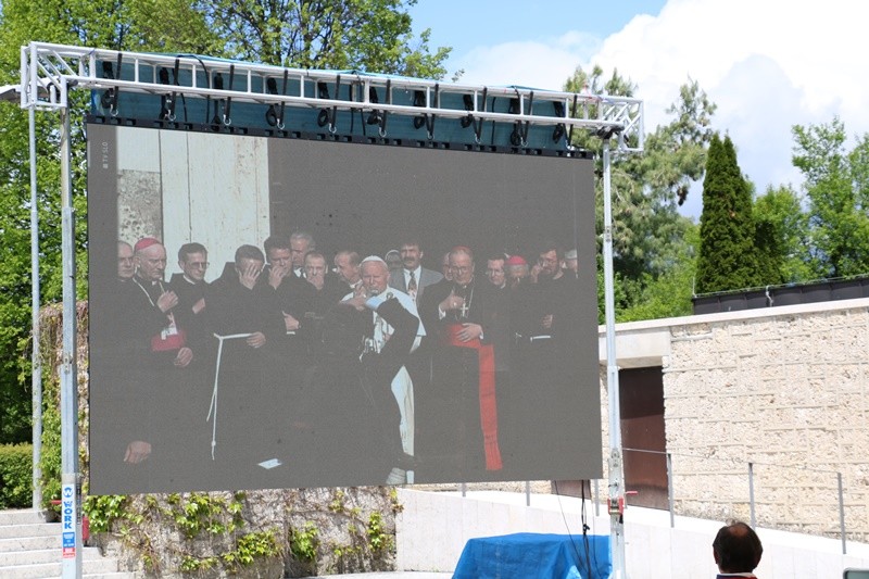 Razstava panojev ob 25. obletnici obiska papeža, sv. Janeza Pavla II. v Sloveniji<br>(Avtor: Romarski urad Brezje)