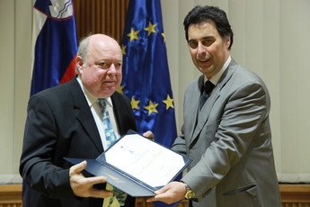 dr. Roman Dorn, prejemnik plakete za najzaslužnejšega prostovoljca v letu 2014 in Mitja Bervar, predsednik DS<br>(Avtor: Milan Skledar)