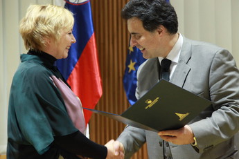 Darja Groznik, prejemnica plaketa za najzaslužnejšo prostovoljko v letu 2014 in predsednik Državnega sveta, Mitja Bervar<br>(Avtor: Milan Skledar)