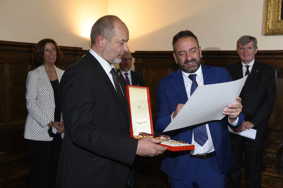 Odhajajoča kapitana regenta, Gian Carlo Venturini in Marco Nicolini, sta predsedniku Državnega sveta RS Alojzu Kovšči podelila priznanje zaradi izjemnih zaslug ter osebnih odlik, ki so botrovale tudi dobrim prijateljskim odnosom med državama, Slovenijo in San Marinom.<br>(Avtor: MW)