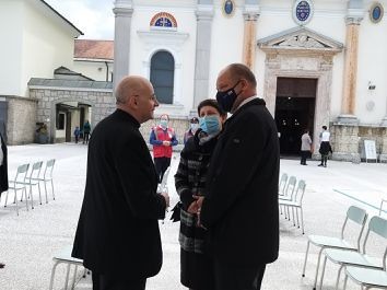 Apostolski nuncij v Sloveniji, msgr. Jean-Marie Speich. in predsednik Državnega sveta RS Alojz Kovšca s soprogo Stanko Kajfež Kovšca<br>(Avtor: Zofija Hafner)