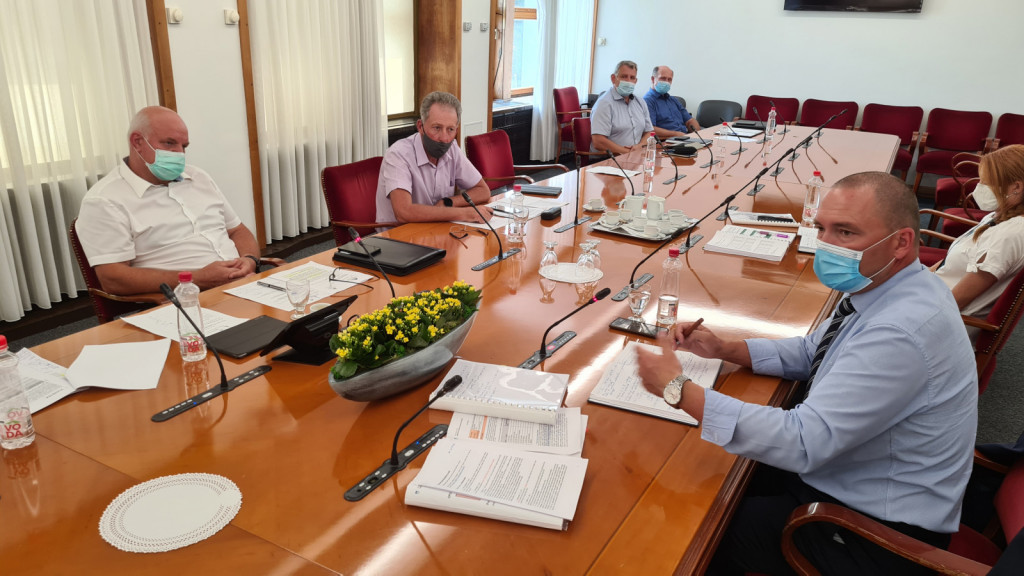 Seja odbora Državnega zbora za kmetijstvo, na kateri sodeluje tudi kmetijski minister, dr. Jože Podgoršek<br>(Avtor: Milan Skledar)