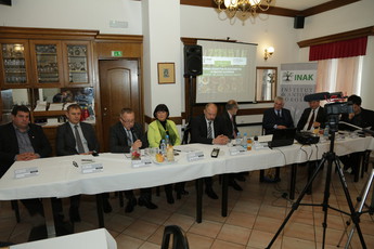 Rok sedminek, Peter Vrisk, Jože Prikeržnik, Eva Štravs Podlogar, Alojz Kovšca, prof. dr. Franc Pohleven, prof. dr. Ludvik Toplak, Franc Bogovič in Primož Jelševar na posvetu: Pomen lesarstva in gozdarstva za razvoj Slovenije<br>(Avtor: Milan Skledar)