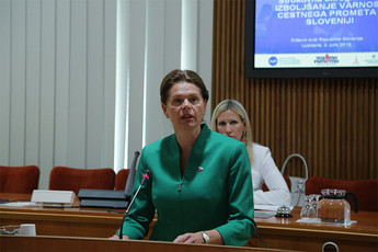 Mag. Alenka Bratušek, ministrica za infrastrukturo<br>(Avtor: Milan Skledar)
