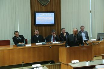 Alojz Kovšca in v ozadju od leve proti desni; Peter Jančič, Jože Možina, Tino Mamić, Igor Pirkovič, Nenad Glücks <br>(Avtor: Milan Skledar)